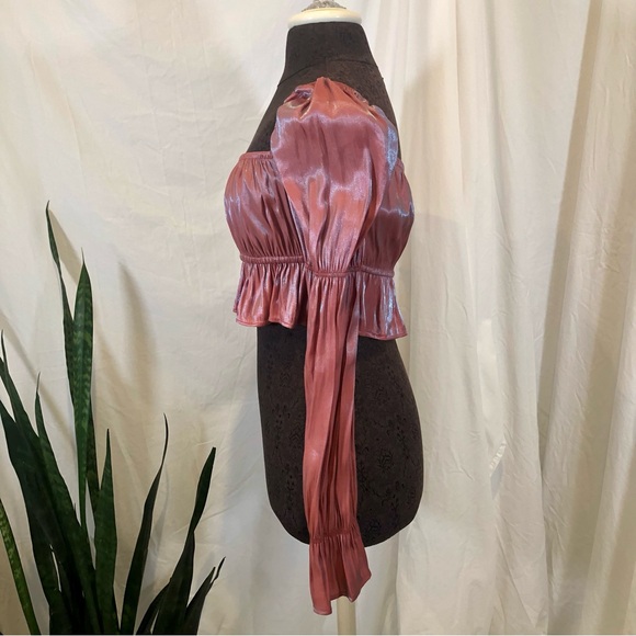 💸 5/20 PrettyLittleThing Gathered Puff Sleeve Iridescent High Shine Crop Top - Picture 6 of 9